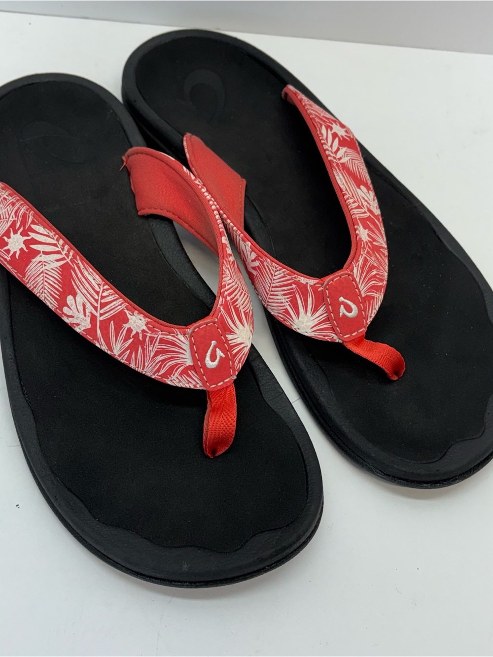 OluKai 'Ohana Women's Sandals Size 8.5 Lehua Flower Onyx Red Flip Flop Beach